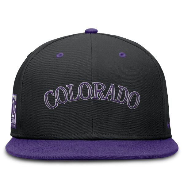 Gorra Nike MBL Plana Colorado Cerrada